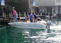 Chasse au trésor dans un bateau à moteur avec GPS sur le lac de Lugano