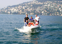 Chasse au trésor dans un bateau à moteur avec GPS sur le lac de Lugano