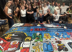 Ein gemeinsames Kunstwerk malen im Team