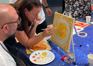 Ein gemeinsames Kunstwerk malen im Team