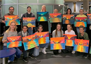 Ein gemeinsames Kunstwerk malen im Team