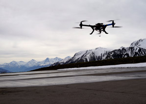 Menschenlogo – von Drohnen fotografiert