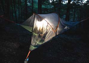 Passer la nuit dans une tente au milieu des arbres