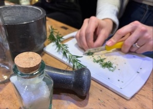 Atelier de fabrication de sel et de vinaigre aux herbes