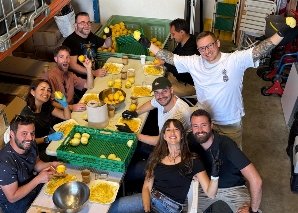 Limoncello selber herstellen im Team