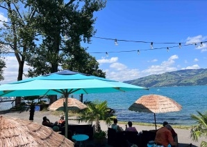 Construire un radeau sur la lac de Thoune