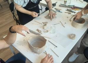 Poterie : l'argile, source de travail d'équipe