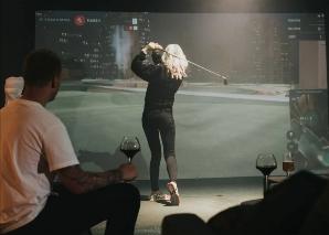 Événement de golf d'équipe indoor avec ambiance lounge près de Berne