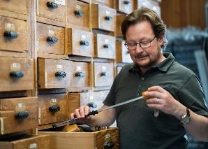 Führung durch die Schirmreparatur-Werkstatt