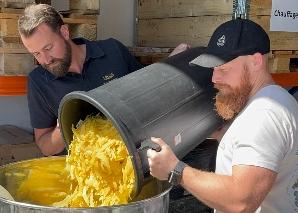 Limoncello selber herstellen im Team