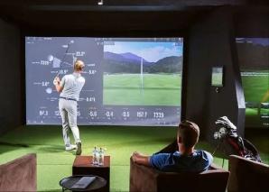 Événement de golf d'équipe indoor avec ambiance lounge près de Berne