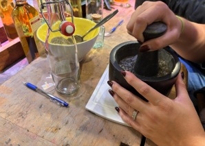 Atelier de fabrication de sel et de vinaigre aux herbes