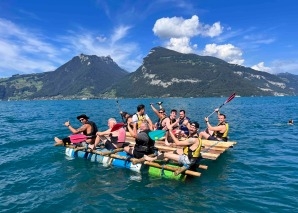 Construire un radeau sur la lac de Thoune