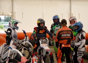 Événement d'équipe avec moto tout-terrain ou quad