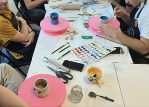 Poterie : l'argile, source de travail d'équipe