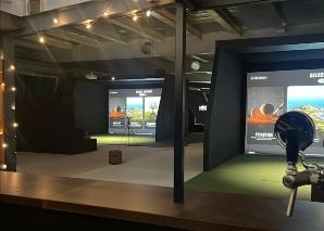 Événement de golf d'équipe indoor avec ambiance lounge près de Berne