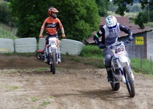 Événement d'équipe avec moto tout-terrain ou quad