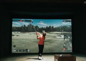 Événement de golf d'équipe indoor avec ambiance lounge près de Berne