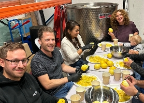 Limoncello selber herstellen im Team