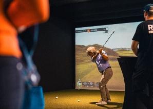 Événement de golf d'équipe indoor avec ambiance lounge près de Berne