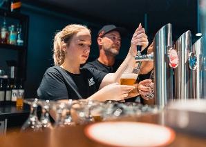 Événement de golf d'équipe indoor avec ambiance lounge près de Berne