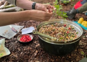 Teamkochen am offenen Feuer