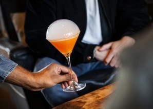 Gin herstellen im Cocktail-Labor