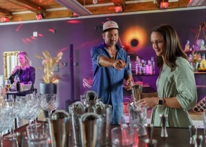 Gin herstellen im Cocktail-Labor