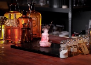 Gin herstellen im Cocktail-Labor