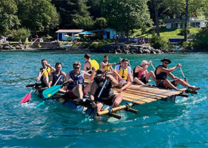 Construire un radeau sur la lac de Thoune