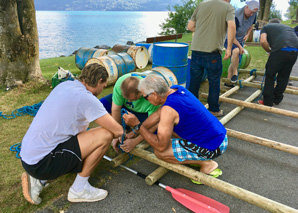 Construire un radeau sur la lac de Thoune