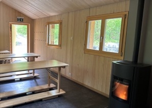 Cours de cuisine en équipe avec ambiance de chalet