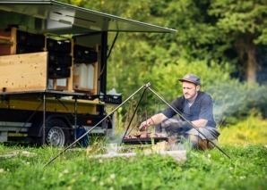 Cours de cuisine en équipe à la campagne