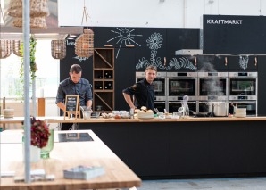Cuisine d'équipe dans l'ancien hall industriel