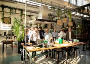 Cuisine d'équipe dans l'ancien hall industriel