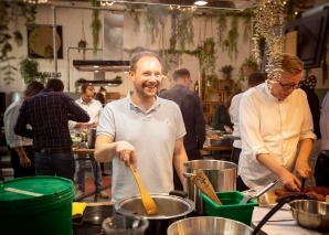Cuisine d'équipe dans l'ancien hall industriel