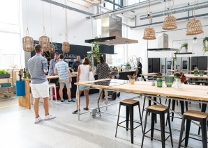 Cuisine d'équipe dans l'ancien hall industriel