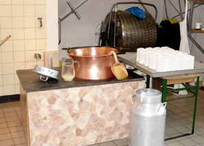 Faire du fromage au feu de bois dans le «Stöckli» en Emmental