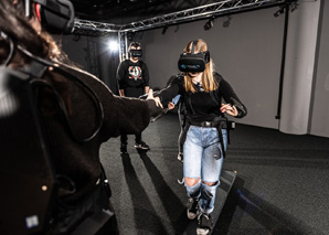 Virtual reality team experience with 4D effects