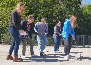 Weihnachtliches Urban Golf im Dunkeln