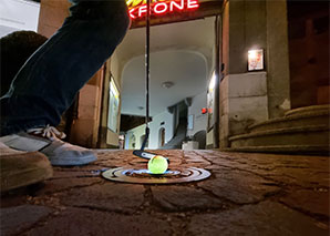 Weihnachtliches Urban Golf im Dunkeln
