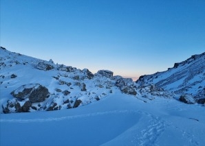 Expérience hivernale en équipe : randonnée en raquettes à neige