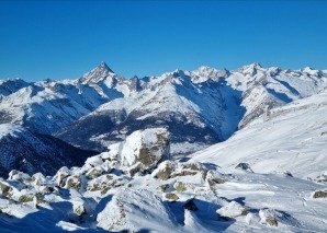 Expérience hivernale en équipe : randonnée en raquettes à neige