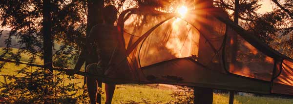 Passer la nuit dans une tente au milieu des arbres
