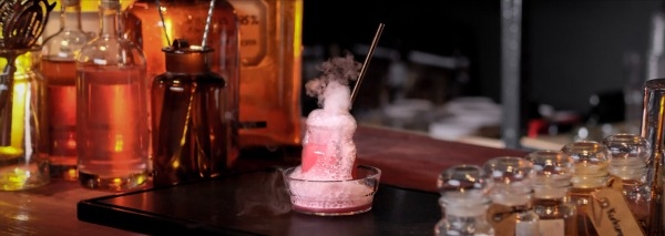 Gin herstellen im Cocktail-Labor
