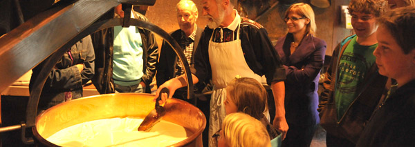 Faire du fromage au feu de bois dans le «Stöckli» en Emmental