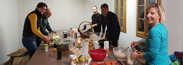 kitchenparty in a hut cooking
