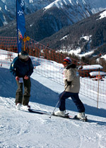 Course à ski en snowboard pour le plaisir