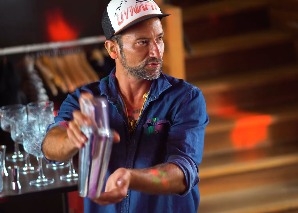 Gin herstellen im Cocktail-Labor